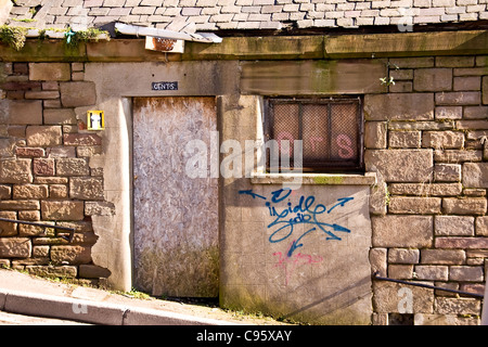 Vieux bâtiment abandonné avec un petit signe pour les hommes au-dessus de l'entrée en milieu urbain Dundee,UK Banque D'Images