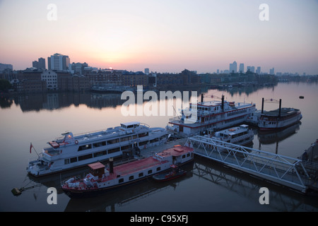 L'Angleterre, Londres, bateaux de touristes sur la Tamise à l'aube Banque D'Images