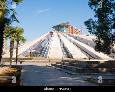 La pyramide des capacités, Centre international de la Culture de l'Albanie, à Tirana, Albanie, est dans un état de délabrement avancé. Banque D'Images