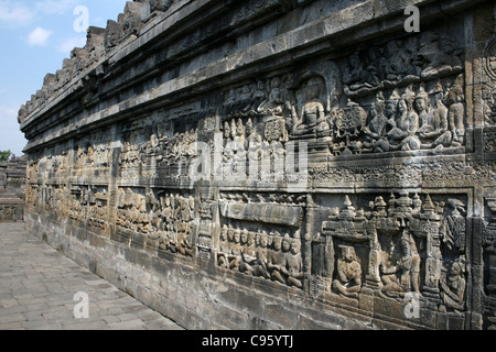 Bas-relief sculptures sur pierre au temple de Borobudur, centre de Java Banque D'Images