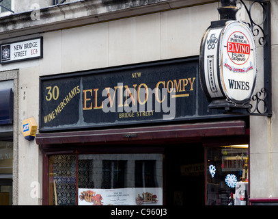 'El Vino's Wine bar - une institution de la ville de Londres sur New Bridge Street, Blackfriars Banque D'Images