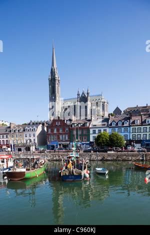 République d'Irlande, dans le comté de Cork, port de Cobh et St.Colman's Cathedral Banque D'Images