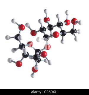 Molécule de sucre saccharose. Les atomes sont représentés comme des sphères et sont codés par couleur : carbone (noir) l'hydrogène (blanc) et d'oxygène (rouge). Banque D'Images