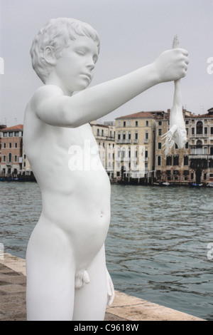 "Garçon avec frog' par Charles Ray, sculpture de Biennale 2009 à Punta della Dogana, Venise, Italie Banque D'Images