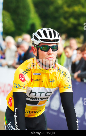 Champion du monde de cyclisme Mark Cavendish est le port du maillot jaune ou d'or sur la troisième journée du Tour de Grande-Bretagne 2011 Banque D'Images