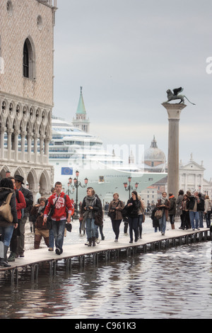 Bateau de croisière Costa Favolosa' passant le Bassin Saint Marc (Bacino di San Marco) au cours de l'acqua alta, Venise, Italie Banque D'Images