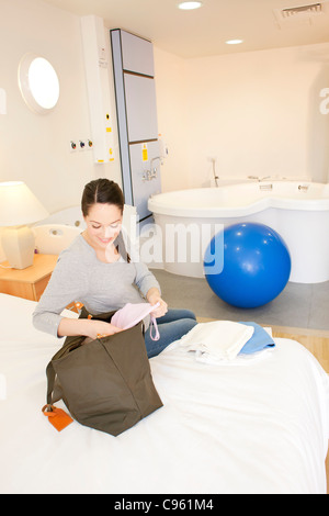Centre de naissance. Déballage de la femme enceinte dans sa chambre à un centre de naissance. Banque D'Images