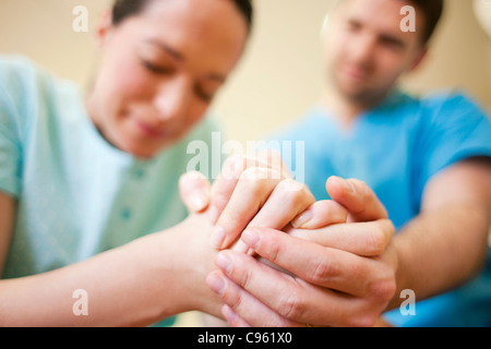 Centre de naissance. Femme enceinte au cours du début du travail à un centre de naissance. Banque D'Images