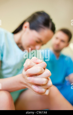 Centre de naissance. Femme enceinte au cours du début du travail à un centre de naissance. Banque D'Images