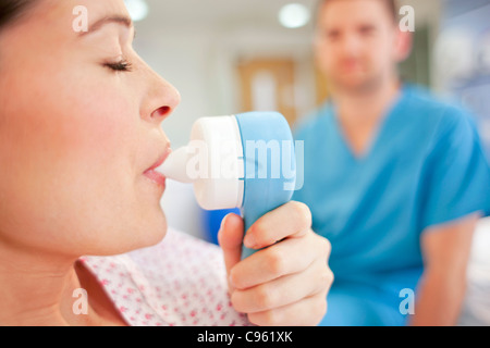 L'accouchement. Femme enceinte de prendre du gaz et de l'air au cours de l'accouchement. Banque D'Images