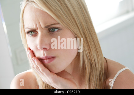 Mal de dents. Femme tenant sa mâchoire. Banque D'Images