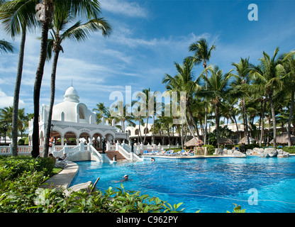 La piscine de l'hôtel Riu Bambu, Punta Cana, République Dominicaine Banque D'Images