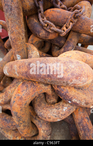 Old rusty chaîne d'ancre sur la jetée à Stromness, Orkney, au Royaume-Uni. Banque D'Images