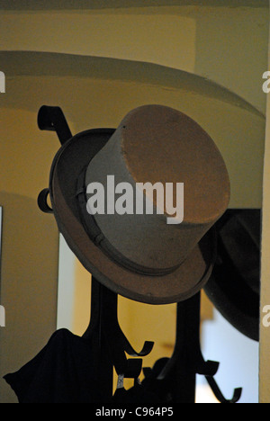 Un vieux chapeau haut de forme sur un stand Banque D'Images