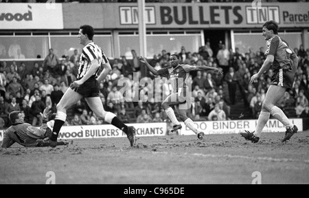 Aston Villa v Newcastle United à Villa Park 14/1/1989 Andy grises Banque D'Images