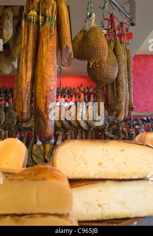 Sobrasada et fromage en vente, Mahon, Minorque, Baleares, Espagne Banque D'Images
