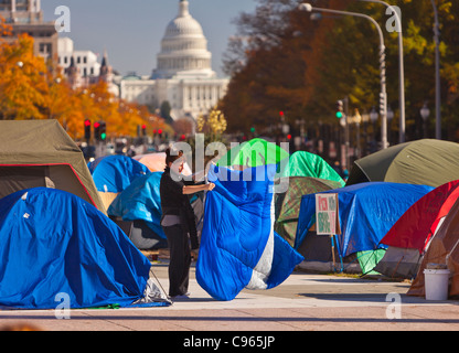 WASHINGTON, DC USA - occupent Washington camp de protestation à Freedom Plaza et U.S. Capitol dome à distance. Banque D'Images