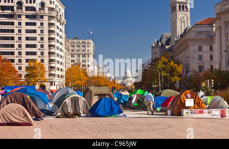 WASHINGTON, DC USA - occupent Washington camp de protestation à Freedom Plaza et U.S. Capitol dome à distance. Banque D'Images