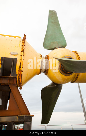 Une turbine marémotrice sur le quai de Kirkwall, Orkney, Scotland, UK Banque D'Images