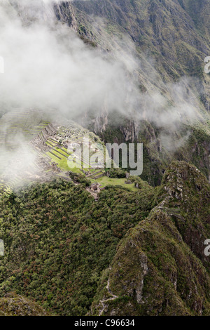 Machu Picchu, site touristique le plus connu dans la région de montagnes des Andes, au Pérou, en vu de Wayna Picchu mountain top. Banque D'Images