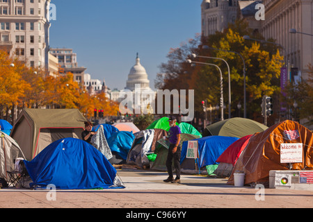 WASHINGTON, DC USA - occupent Washington camp de protestation à Freedom Plaza et U.S. Capitol dome à distance. Banque D'Images