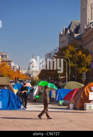 WASHINGTON, DC USA - occupent Washington camp de protestation à Freedom Plaza et U.S. Capitol dome à distance. Banque D'Images