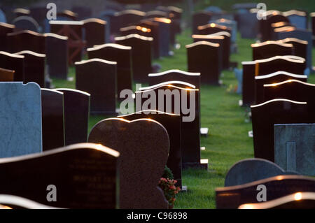 Lever du soleil au cimetière d'Oystermouth haut au-dessus du petit village de Mumbles près de Swansea, Royaume-Uni, le mardi, 15 novembre, 2011. Banque D'Images