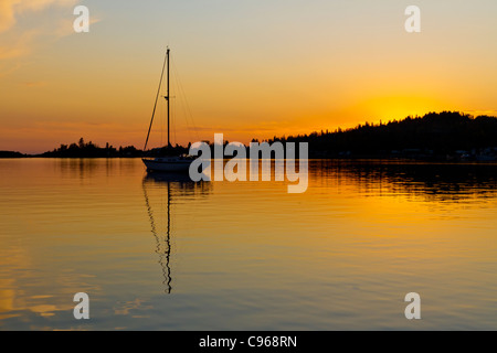 Voiliers ancrés dans l'eau calme du port de sunet dans Grand Marais, Minnesota, USA. Banque D'Images