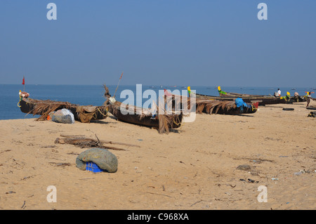 Bateaux de pêche en bois placée sur la plage Banque D'Images