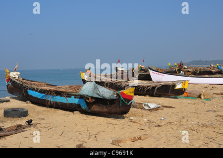 Stationné à terre des bateaux de pêche de pays au Kerala Banque D'Images