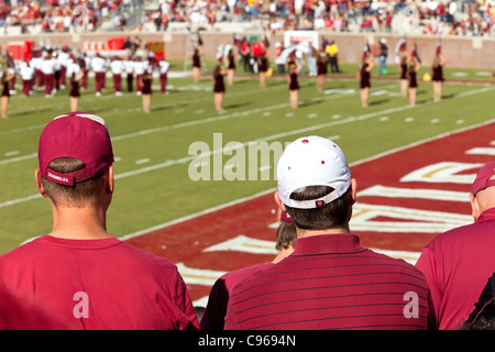 Fans de la Florida State University Seminoles asseoir dans les gradins et regarder les chefs mi-temps marchant effectuer. Banque D'Images