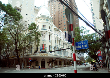 À SAIGON, une belle rénovation Grand Hotel maintient sa beauté classique comme les rampes d'investissement tout autour de Banque D'Images