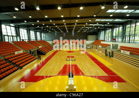 Basket-ball à l'arène de sports intérieurs à Coimbra, Portugal Banque D'Images