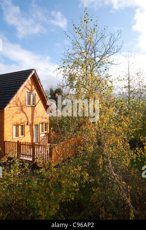 Cabane en bois dans le temps d'automne Banque D'Images