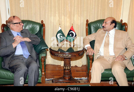 Le Ministre en chef du Sindh, Syed Qaim Ali Shah en réunion avec Khyber-Pakhtoonkhawa Masood Kausar Gouverneur, Avocat à CM House Banque D'Images