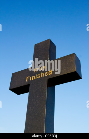 C'est terminé l'inscription sur une croix de marbre dans un cimetière au Pays de Galles Banque D'Images