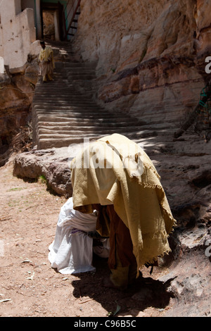 Les prêtres chrétiens orthodoxes à l'entrée du monastère de falaise, Debre Damo sur la frontière avec l'Érythrée au nord de l'Éthiopie. Banque D'Images