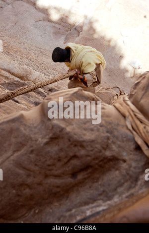 Un prêtre chrétien orthodoxe descend de la falaise de Debre Damo monastère sur la frontière avec l'Érythrée au nord de l'Éthiopie Banque D'Images