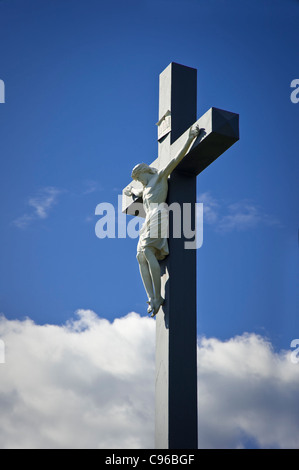 Jésus Christ accroché sur une croix avec ciel bleu et nuages Banque D'Images