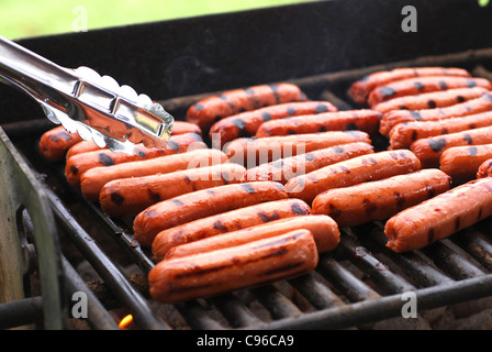 Rangées de hot-dogs sur le gril du barbecue at park Banque D'Images