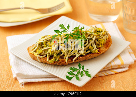 Les civelles se substituer avec œufs brouillés sur toast. Recette disponible. Banque D'Images