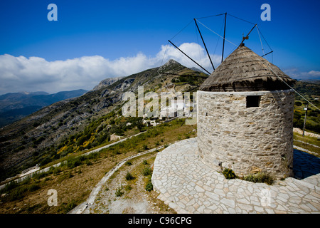 Moulin à vent traditionnel grec sur l'île de Naxos Banque D'Images