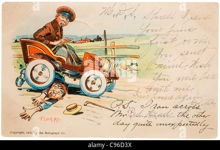 Carte postale vintage d'un accident de voiture avec note manuscrite Banque D'Images