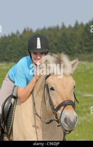 Fille sur le dos d'un cheval norvégien Banque D'Images