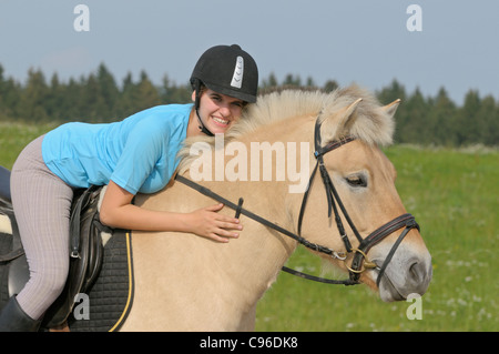 Fille sur le dos d'un cheval norvégien Banque D'Images