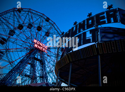 Coney Island - Wonder Wheel et Thunder Bolt dans la nuit Banque D'Images