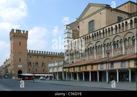 La Piazza Trento e Trieste arcades Ferrara Italie Banque D'Images