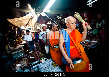 La collecte de l'aumône des moines à Maeklong Market - Thaïlande Banque D'Images