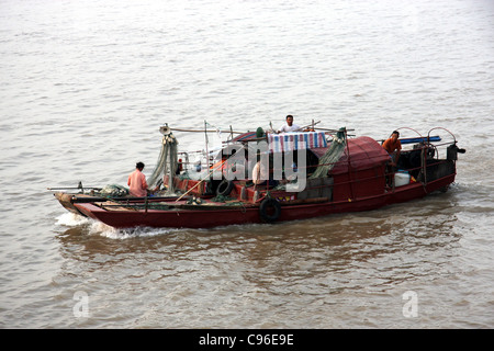 Raccommodage des filets de poisson sur deux radeaux sampans ensemble à Jiujiang, Chine Banque D'Images