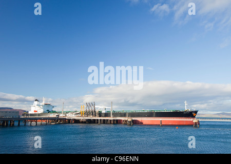 Un pétrolier grec accosté au terminal pétrolier flotta sur l'île de flotta dans l'Orkney Ecosse, Royaume-Uni. Banque D'Images